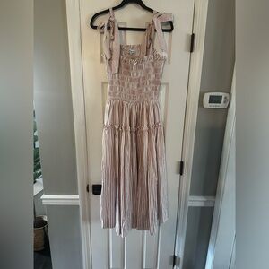 NWOT- en saison medium smocked dress